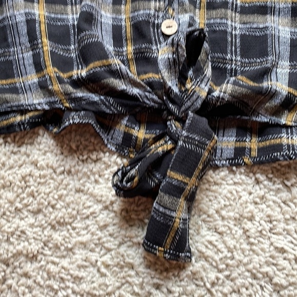 Blu Pepper Black Plaid Button Down Shirt with Tie Waist Size Medium EUC Autumn - Picture 8 of 10